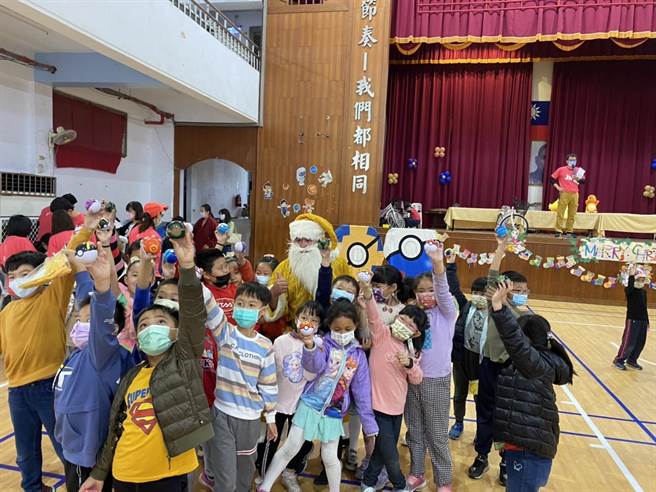 斗六市鎮南國小每個小朋友都獲得一顆扭蛋，可以兌換禮物。（周麗蘭攝）