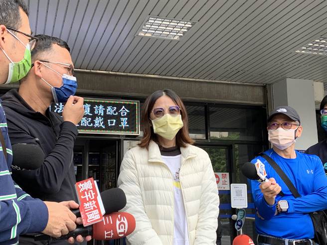 宋姓男大生的母亲下午到台中地检署外受访。(林欣仪摄)