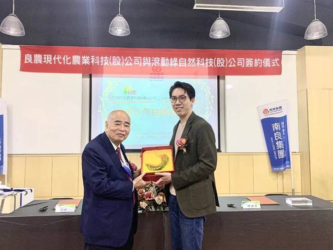 （滚动绿自然科技执行总监陈柏宇(右)与南良集团总裁萧登波完成签约，双方将携手进军中国市场。图／滚动绿自然科技提供）