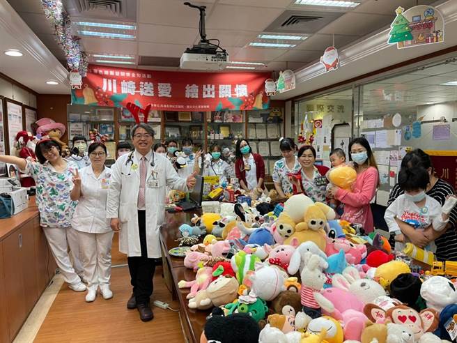 高雄长庚川崎症中心24日举办「川崎送爱、绘出关怀」公益活动，来自全台民间及企业捐赠近万件的二手玩具，堆迭布置成圣诞屋供长庚病童挑选。（郭和昌提供／袁庭尧高雄传真）