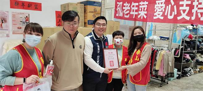 台北市議員參選人田方倫(中)媒合台灣行勝於言實踐研究院與財團法人華山社會福利慈善事業基金會，提供防疫物資。希望透過華山基金會義工，將珍貴的防疫物資送給松山站、信義站長期關懷的160名獨居長者。(田方倫提供／李侑珊台北傳真)