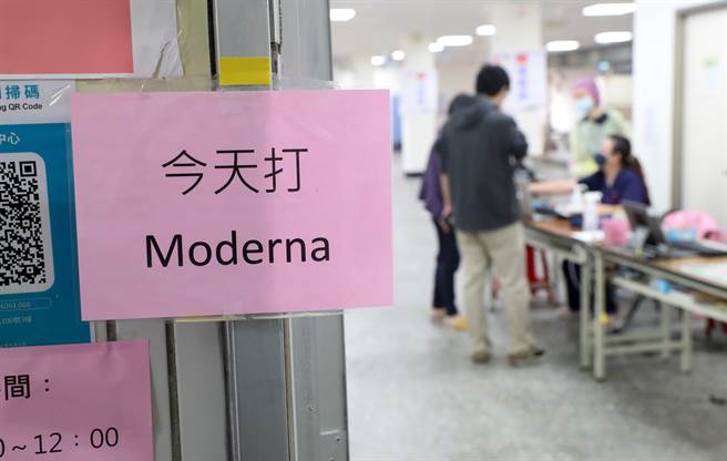 目前已施打追加剂共8.2万剂，本月底前还有30到34万人符合追加剂资格，预估接种高峰落在明年3月。（郑任南摄）