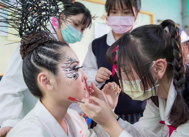 樹德家商美容科創意耶誕造型。（校方提供）