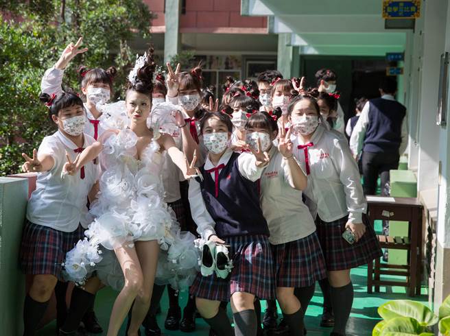 樹德家商美容科創意耶誕造型。（校方提供）