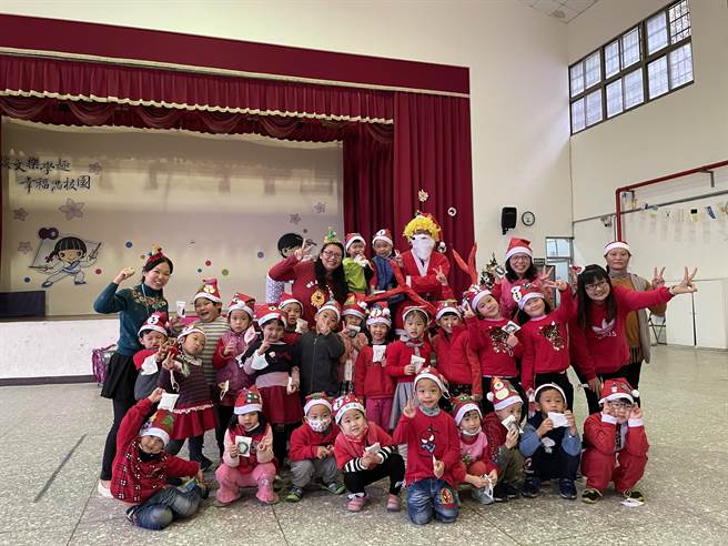 談文國小24日上午舉辦耶誕節活動。（談文國小提供／謝明俊苗栗傳真）