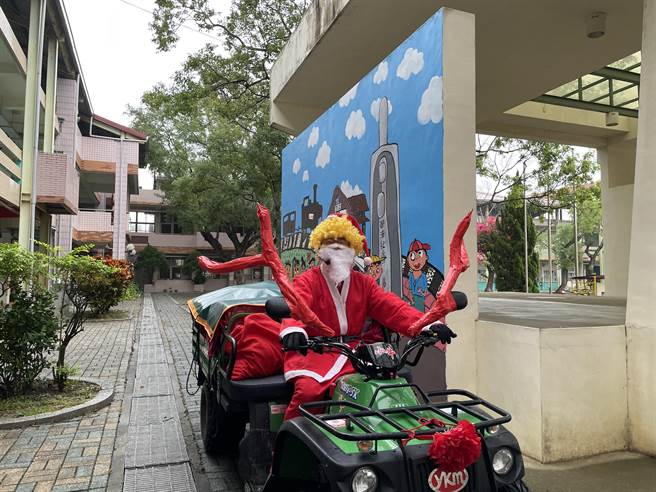 談文國小家長會長何慶賢扮成聖誕老人駕牛車送禮到學校。（談文國小提供／謝明俊苗栗傳真）