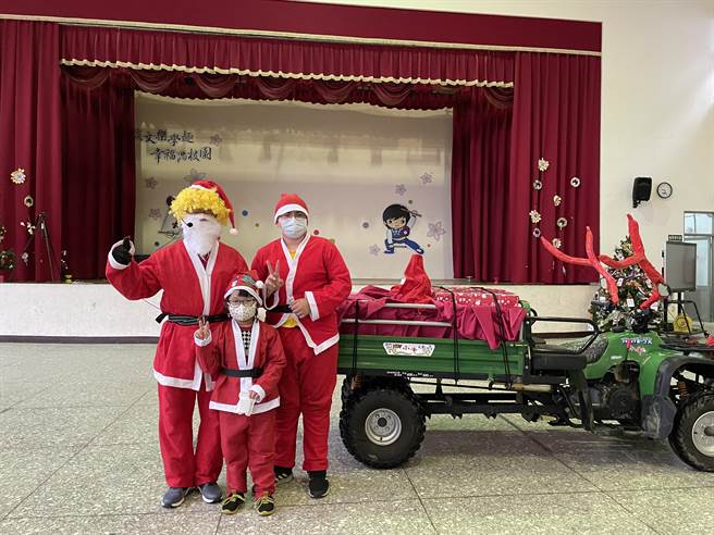 談文國小家長會長何慶賢扮成聖誕老人駕牛車送禮到學校。（談文國小提供／謝明俊苗栗傳真）