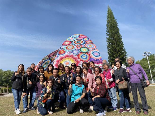 縣長翁章梁與共同參與創作的長輩們合照。（張亦惠攝）