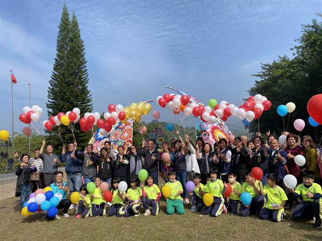 由在地藝術家楊海茜、何佳豫帶領緞繻社區長者和龍山國小學生，在竹崎公園搭起象徵竹崎起飛的「築起之翼」，24日正式揭幕。（張亦惠攝）