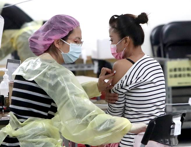 陈时中表示，近来有文献指出AZ第三剂对于变异株有很好的效果，预计下周会请专家讨论。（郑任南摄）