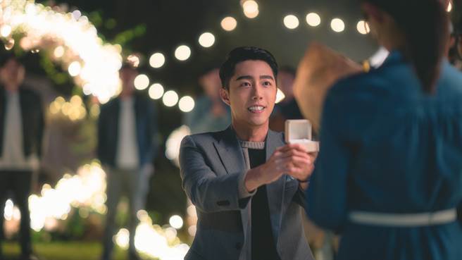 蔡凡熙（左）單膝下跪拿出鑽戒向郭書瑤求婚。（皮諾丘電影提供）