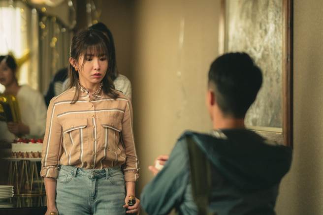 郭書瑤（左）面對蔡凡熙認真的求婚，內心掙扎不已。（皮諾丘電影提供）