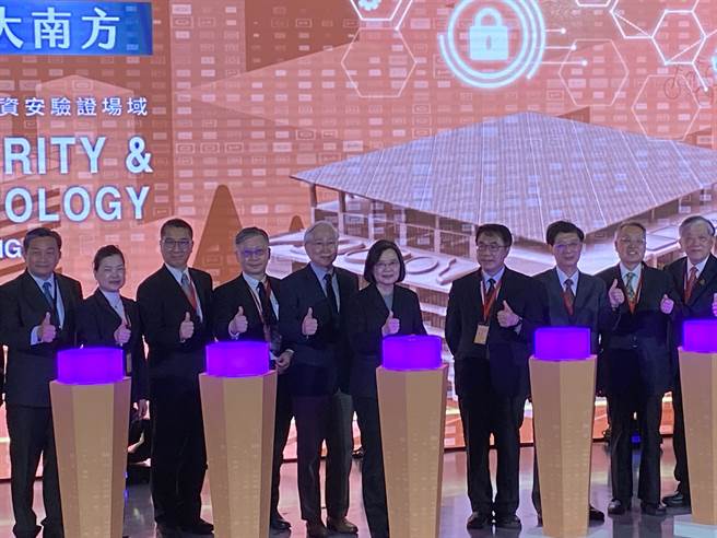 由科技部负责打造的资安暨智慧科技研发大楼，今天下午举行启用典礼，蔡英文总统（中）出席见证。（曹婷婷摄）