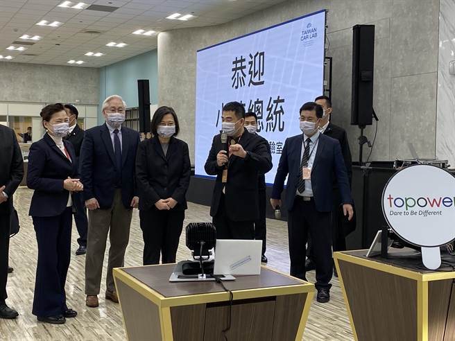 蔡英文总统（左三）参访智驾车。（曹婷婷摄）