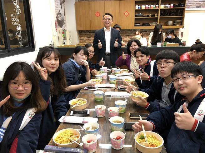 大呷麵本家董事长刘世欣邀请大甲高中师生至麵本家工厂参访。（大甲高中提供／陈淑娥台中传真）