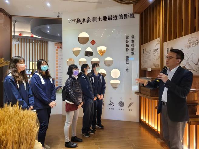 大呷麵本家董事长刘世欣邀请大甲高中师生至麵本家工厂参访。（大甲高中提供／陈淑娥台中传真）