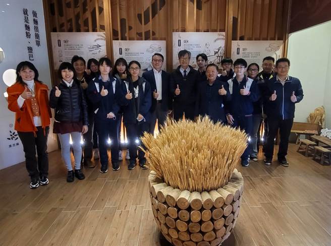 大呷麵本家董事长刘世欣邀请大甲高中师生至麵本家工厂参访。（大甲高中提供／陈淑娥台中传真）