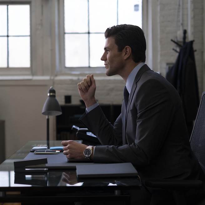 奧斯汀史托威爾扮演冷酷高傲男，與露西海爾對戲充滿火花。（威視提供）