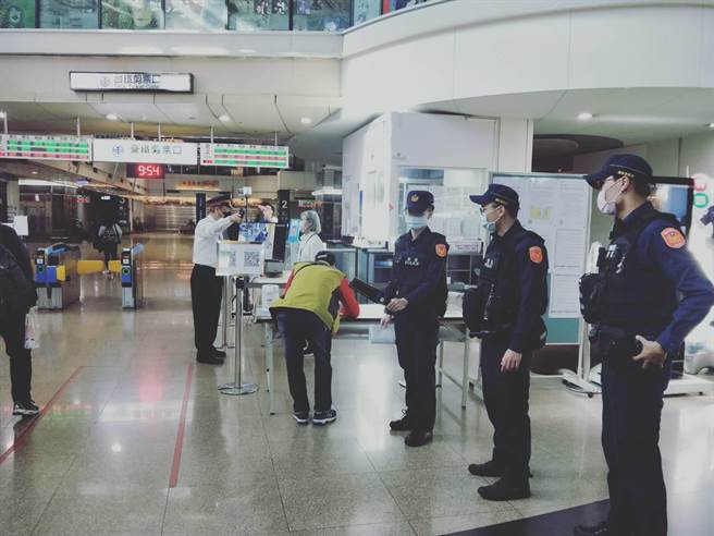 铁路警察在台铁新左营站和高铁左营站内加强巡检。（翻摄照片／石秀华高雄传真）
