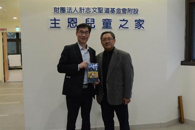 （康和证券总经理邱荣澄(左)带领同仁送爱心物资，与基隆主恩儿童之家执行长徐华强牧师合影。图／康和证券提供）