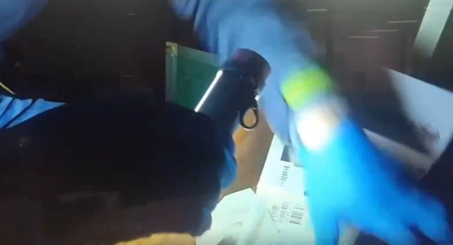 吳姓嫌犯住家因未繳電費遭斷電，警方只能持手電筒搜索。（讀者提供／程炳璋台南傳真）