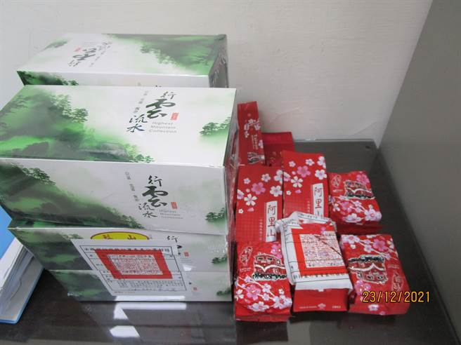 法务部行政执行署嘉义分署人员强制执行查封李姓茶商贩卖的茶叶。（行政执行署嘉义分署提供）