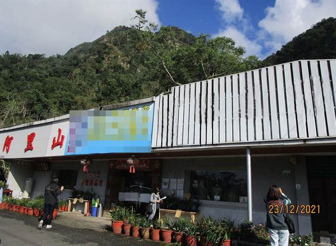 法务部行政执行署嘉义分署人员到李姓茶商营业处所强制执行追缴欠税费。（行政执行署嘉义分署提供）