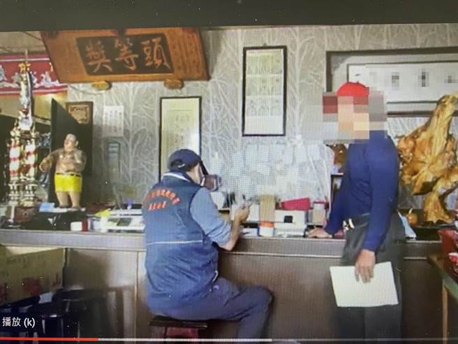 李姓茶商贩卖的茶叶曾获头等奖，法务部行政执行署嘉义分署人员追缴欠税费。（行政执行署嘉义分署提供）