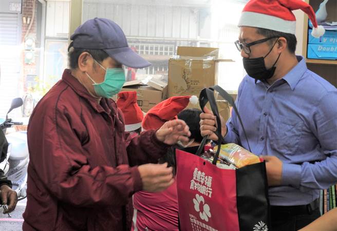 台東安心家庭關懷協會每個月都會發放物資給無法受到政府照顧，或暫時經濟困難的邊緣家庭。台灣安心家庭關懷協會理事長洪宗楷（右）指出近年邊緣家庭增加不少。（蔡旻妤攝）