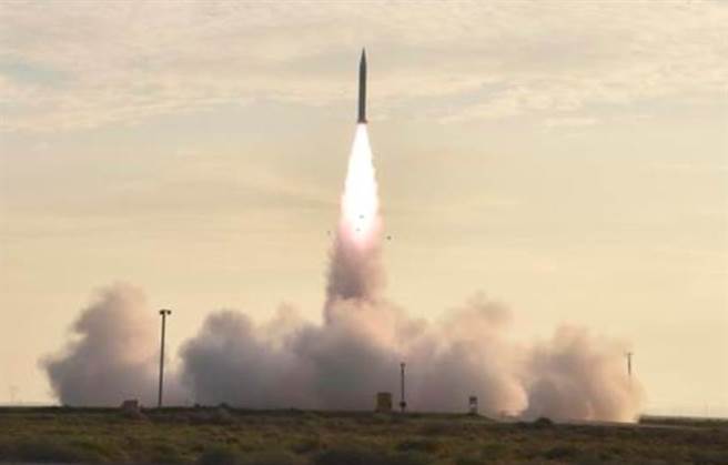 中国航太空气动力技术研究院研制的「星空-2」火箭在大陆西北靶场升空，进行高超音速乘波体测试的资料照。（环球时报）