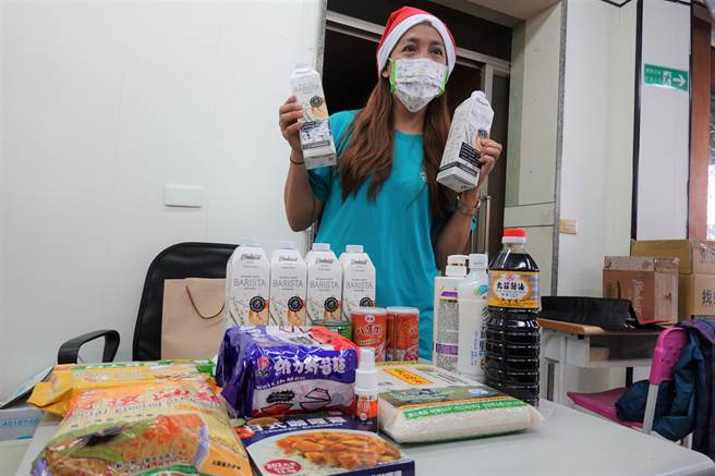 台東幸福食物銀行工作人員汪金花表示，基本民生用品如白米、罐頭、麵條及奶粉，這類物資最為缺乏。（蔡旻妤攝）