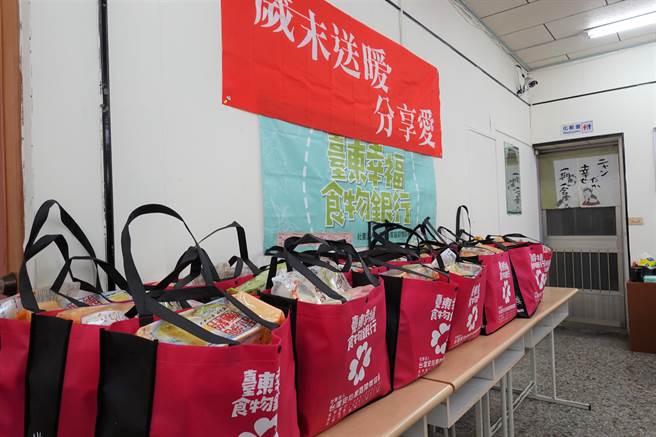 台東安心家庭關懷協會每個月都會發放物資給無法受到政府照顧，或暫時經濟困難的邊緣家庭。（蔡旻妤攝）