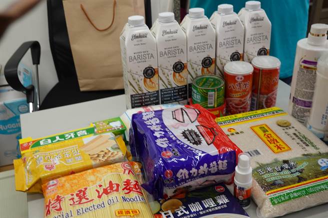 台東安心家庭關懷協會每個月都會發放物資給無法受到政府照顧，或暫時經濟困難的邊緣家庭。（蔡旻妤攝）
