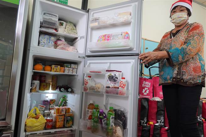 台東安心家庭關懷協會每個月都會發放物資給無法受到政府照顧，或暫時經濟困難的邊緣家庭。（蔡旻妤攝）