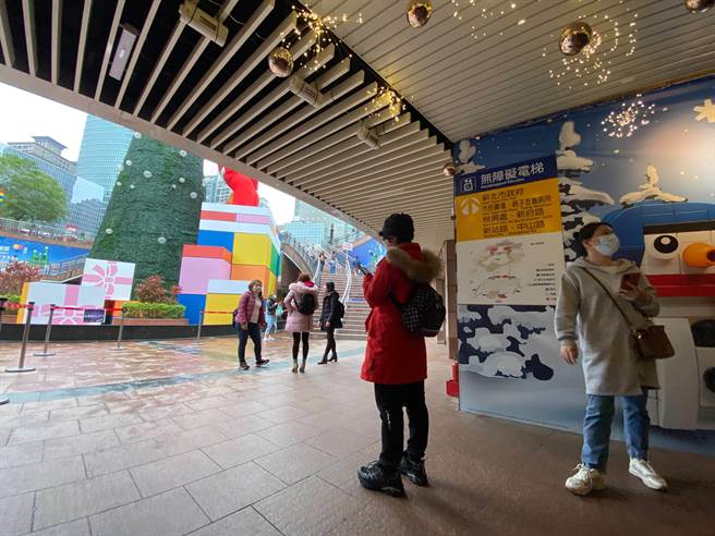 民眾头顶就是紫外线灭菌灯，秒速灭菌。（新北市观旅局提供）