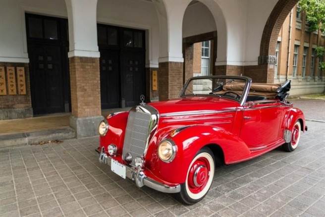 經典電影羅馬假期中的敞篷車將在27、28日出現在「2021高山茶都．嘉義」現場。（嘉義縣政府提供／張亦惠嘉縣傳真）