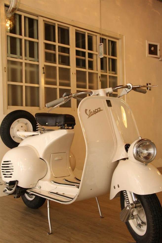 電影《羅馬假期》中出現的Mercedes-Benz W187敞篷車和奧黛麗赫本騎乘的VESPA FARO BASSO將一起亮相。（嘉義縣政府提供／張亦惠嘉縣傳真）