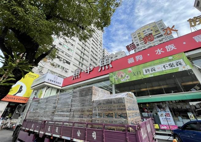 募集近9万个猫狗罐头、市价约200万元，现场26个栈板上排开堆满猫狗罐头，装满1大卡车将载送全台弱势猫狗收容园区。（台湾动物紧急救援小组提供／张妍溱台中传真）