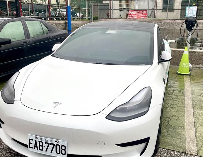 电动车普及化，丰滨乡公所今年与EVOASIS（源点科技）合作，分别在海上古道及乡公所停车场，设立各1支汽车充电桩，方便电动车车主行驶台11线花东海岸游玩「不断电」。（丰滨乡公所提供／王志伟花莲传真）