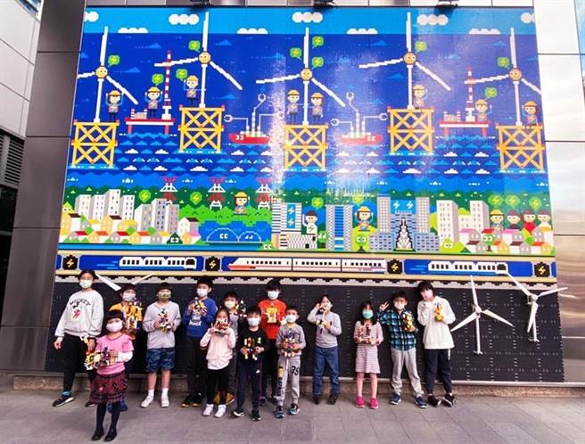 （台电电幻一号所利用10万颗积木打造巨型风机打卡墙。图／台电提供）