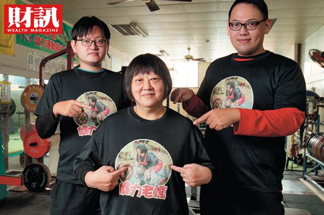 在接觸健力之前，許美雲是完全不運動的家庭主婦，156公分的身高，卻重達85公斤，她如何靠著健力運動翻轉人生？又如何開啟一段破紀錄之旅呢？(圖/財訊提供)