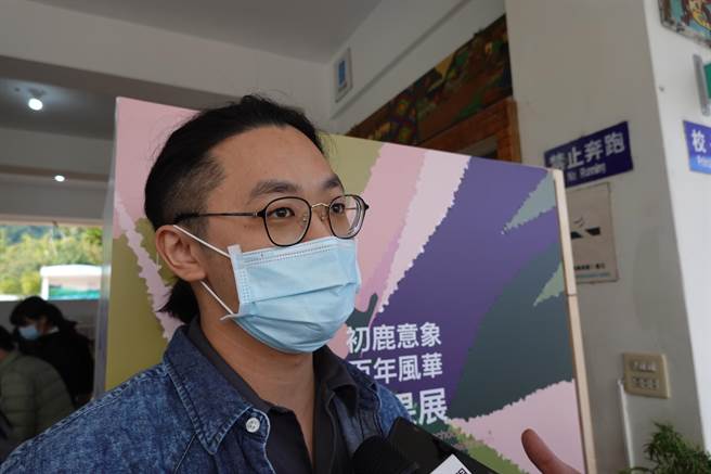 台東縣初鹿國小邀請國立台東大學數位媒體與文教產業學系學生協助設計新視覺識別系統，決選結果由黃琮舜等3位學生作品，獲得評審青睞。（蔡旻妤攝）