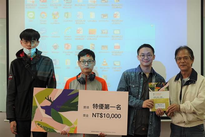 台東縣初鹿國小邀請國立台東大學數位媒體與文教產業學系學生協助設計新視覺識別系統，決選結果由李建陞、林凱文、黃琮舜作品，獲得評審青睞。（蔡旻妤攝）