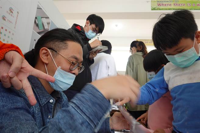 台東縣初鹿國小邀請國立台東大學數位媒體與文教產業學系學生協助設計新視覺識別系統，決選結果由李建陞、林凱文、黃琮舜作品，獲得評審青睞。（蔡旻妤攝）