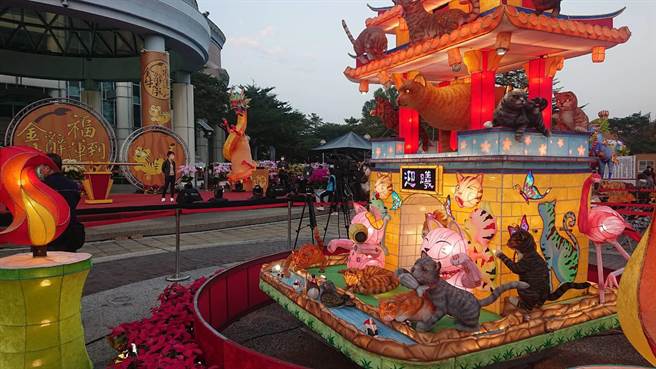 台南市議會燈展啟用，24日傍晚點燈，蔡英文晚間出席，工作人員先預演。（程炳璋攝）