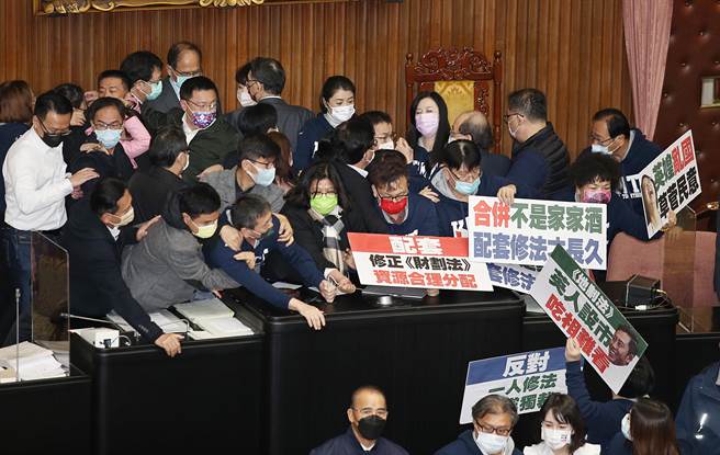 立法院24日院會，針對民進黨立法院黨團總召柯建銘所提「地方制度法」修正草案，國民黨立委質疑民進黨團恐將該草案逕付二讀，立即衝上主席台制止並抗議，藍綠爆發推擠衝突。（姚志平攝）
