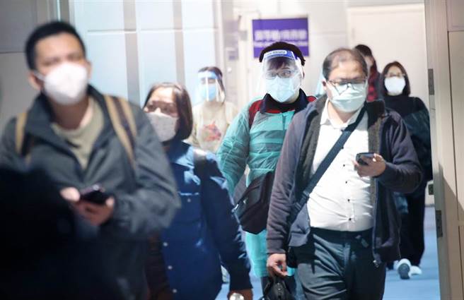 在桃園機場入境管制區內，剛下機的旅客準備通關入境。（范揚光攝）（圖中非新聞當事人）
