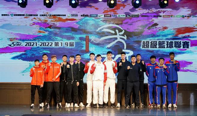 SBL的5支球隊球員代表在台上合照。(中華籃協提供)