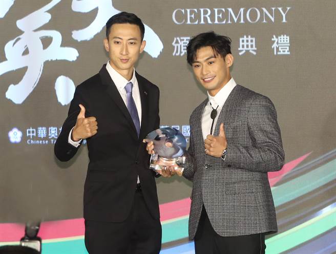 「柔道男神」杨勇纬（右）击败「鞍马王子」李智凯，从昔日台湾战神朱木炎（左）手中获颁运动精英奖最佳男运动员奖。（郑任南摄）