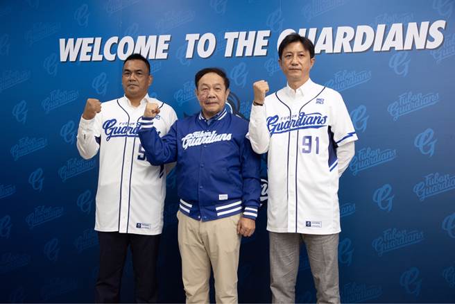 富邦悍将公布教练团名单，二军总教练陈金锋（左起）、领队林华韦、一军总教练丘昌荣。（资料照，季志翔摄）